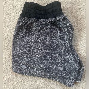 Lululemon speed up running shorts in black and white pattern size 4